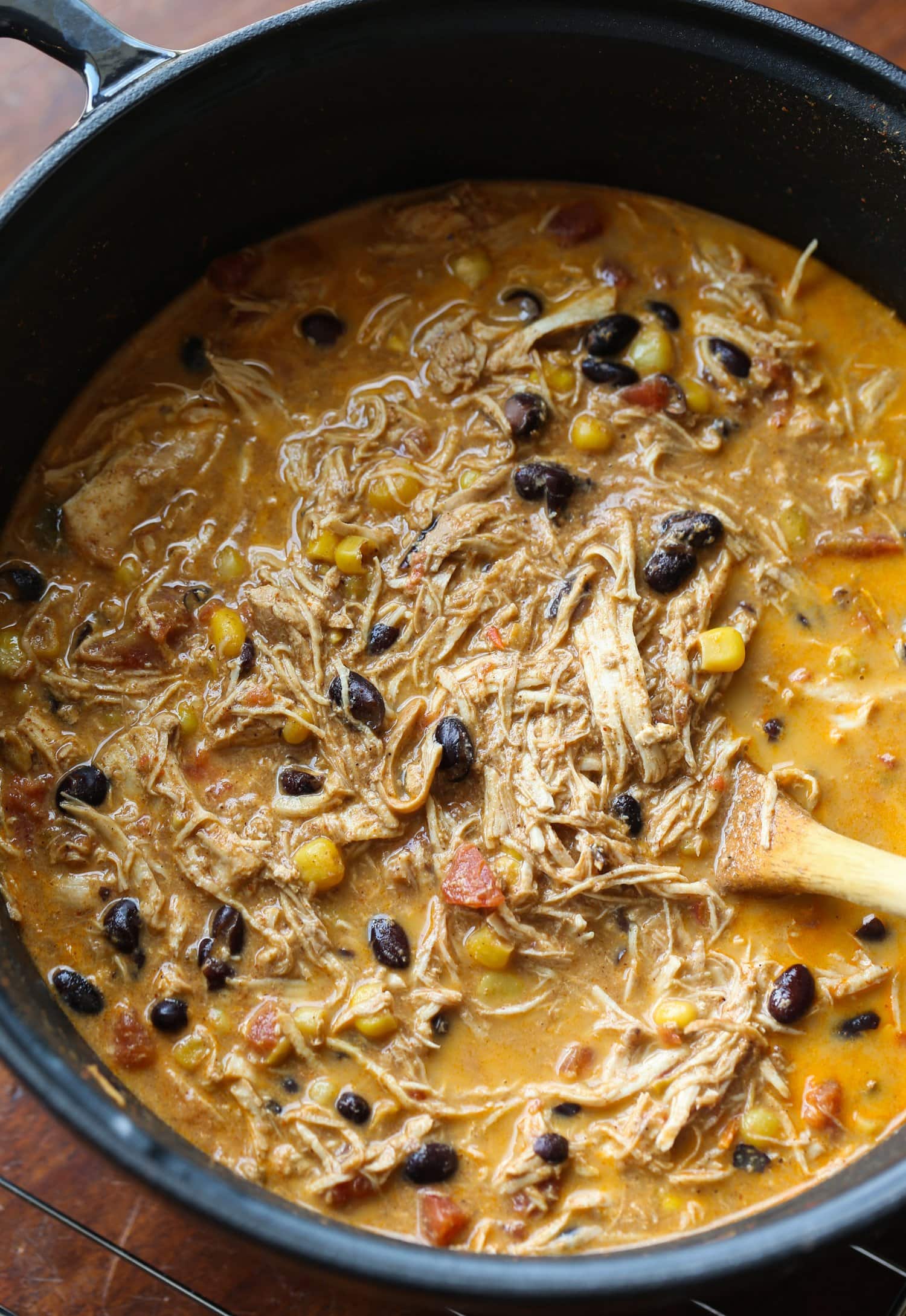 Crock Pot Chicken Enchilada soup en un horno holandés