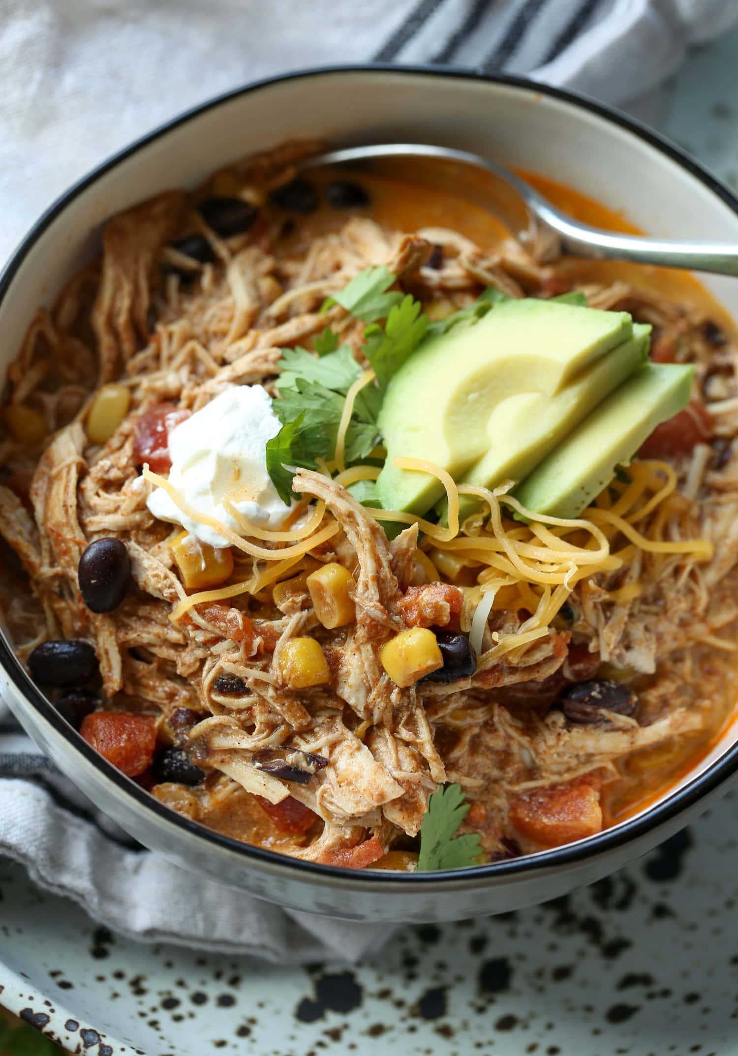 Sopa de pollo tex mex rallada en un tazón