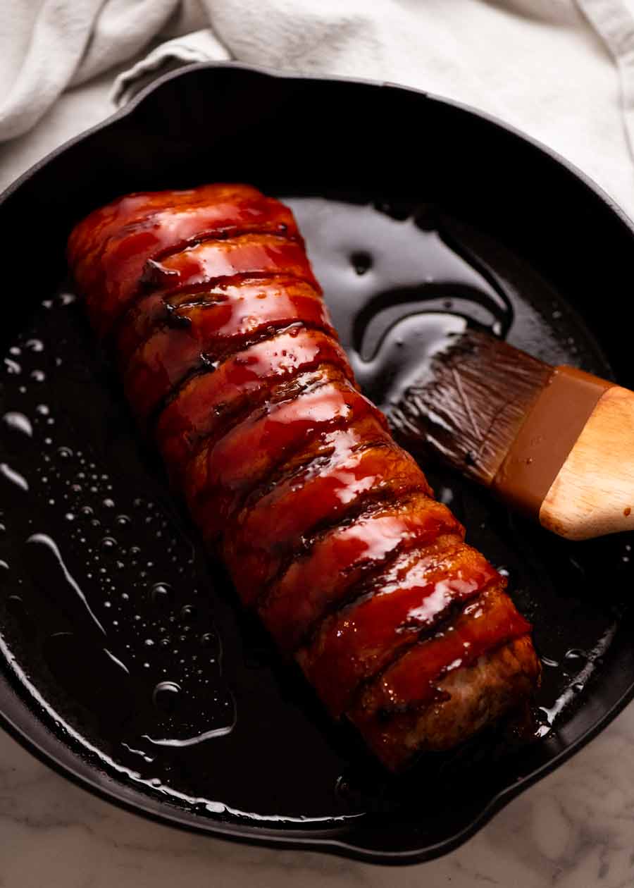 Solomillo de cerdo recién hecho envuelto en tocino