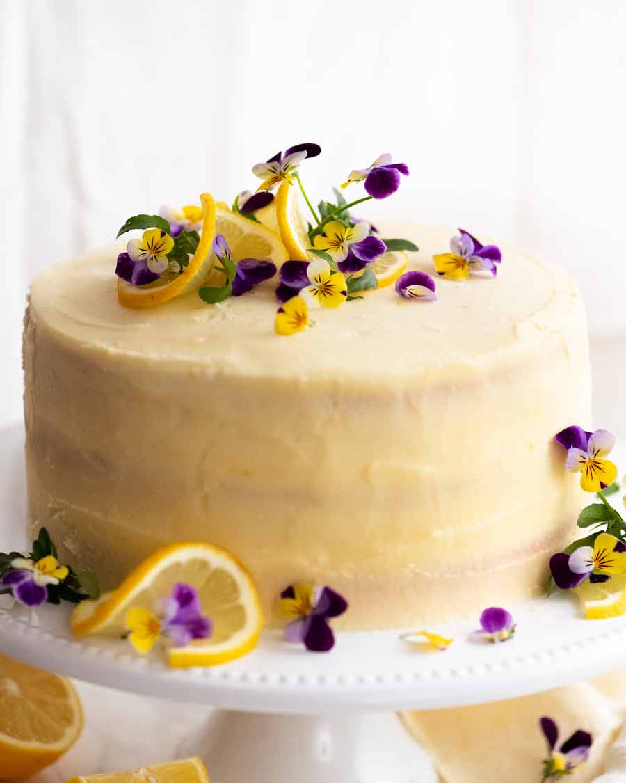 Pastel de limón entero con glaseado de limón esponjoso
