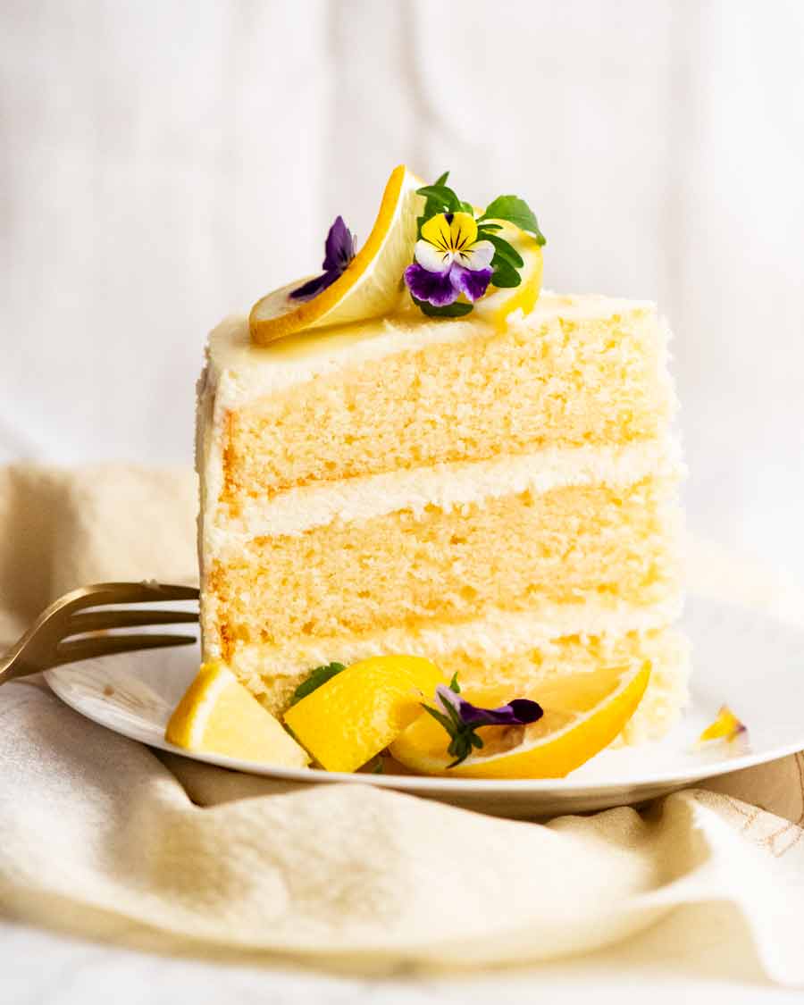 Foto lateral que muestra la miga de pastel de limón con glaseado de limón esponjoso