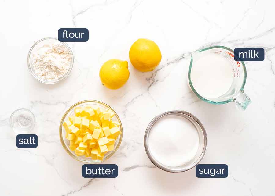 Pastel de limón con ingredientes para glaseado de limón