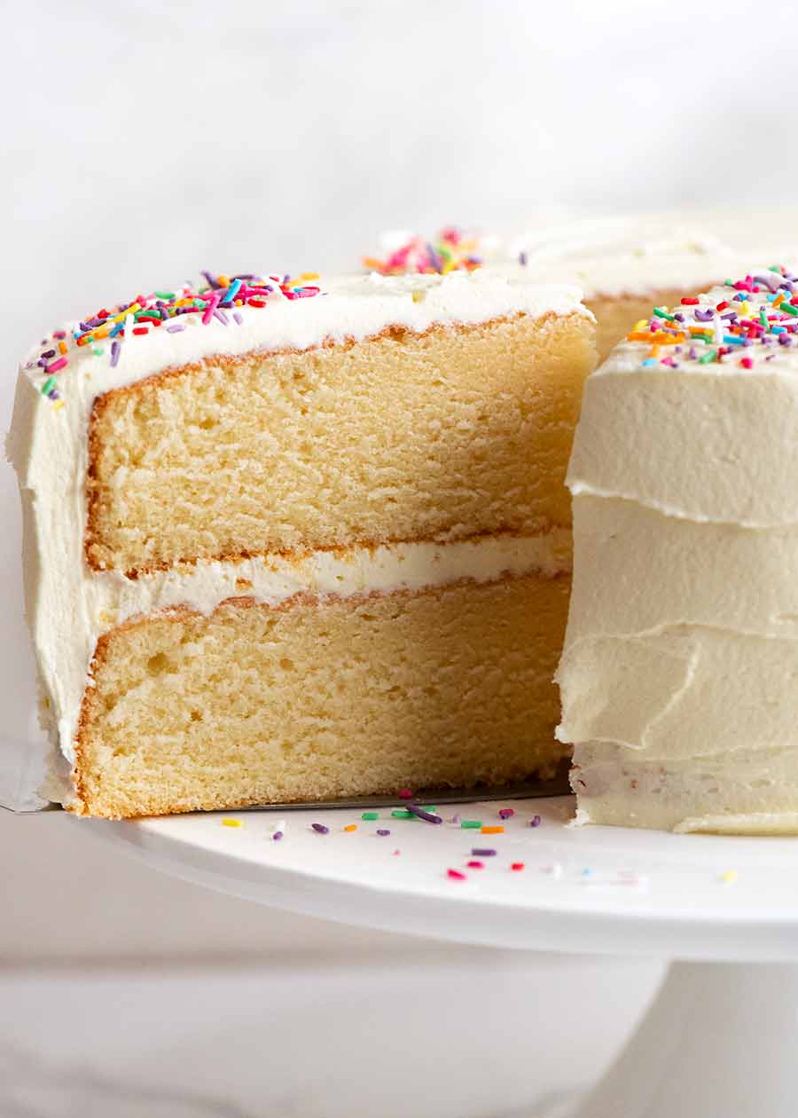 De cerca mostrando la miga uniforme del mejor Pastel de Vainilla