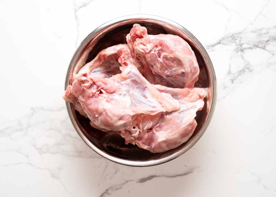 Canales de huesos de pollo crudos para caldo de pollo casero