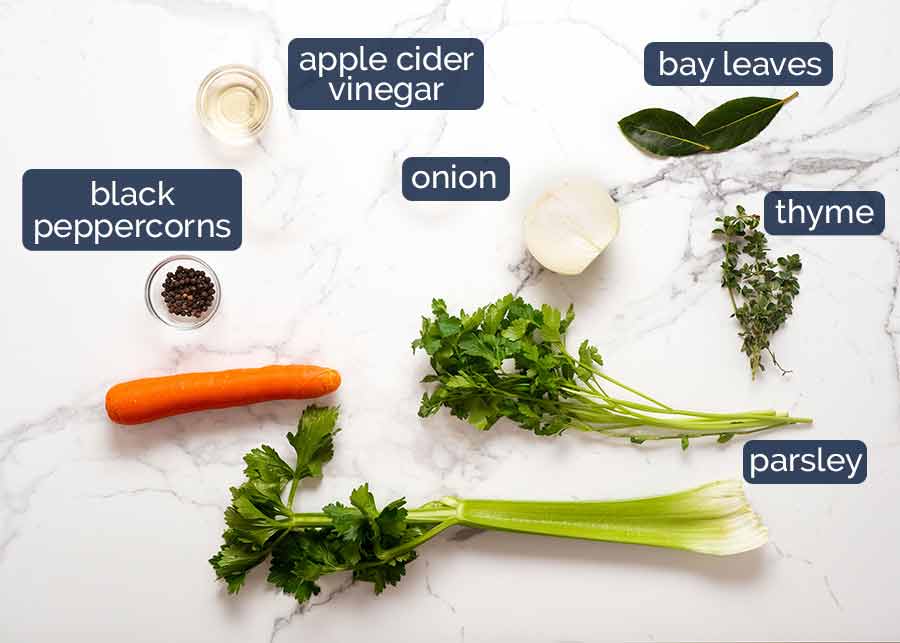 Ingredientes en caldo de pollo casero
