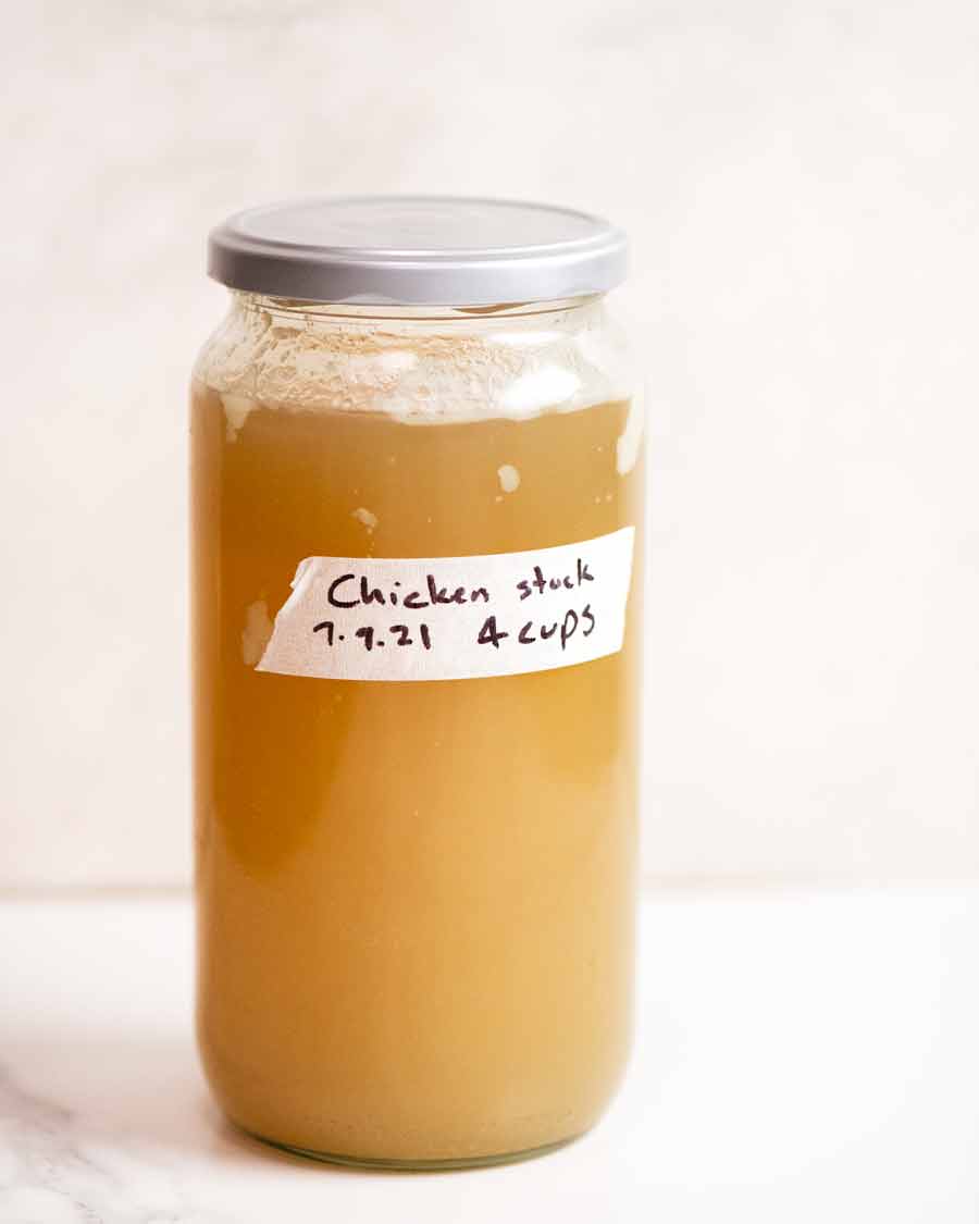 Tarro de caldo de pollo casero frío