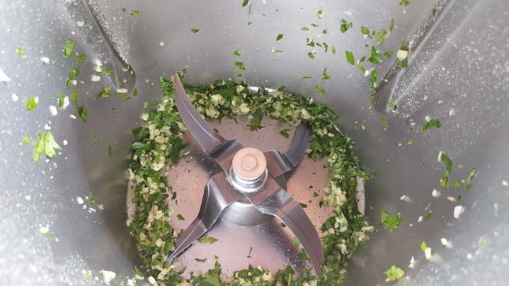 Cómo hacer con robot de cocina picada de ajo y perejil