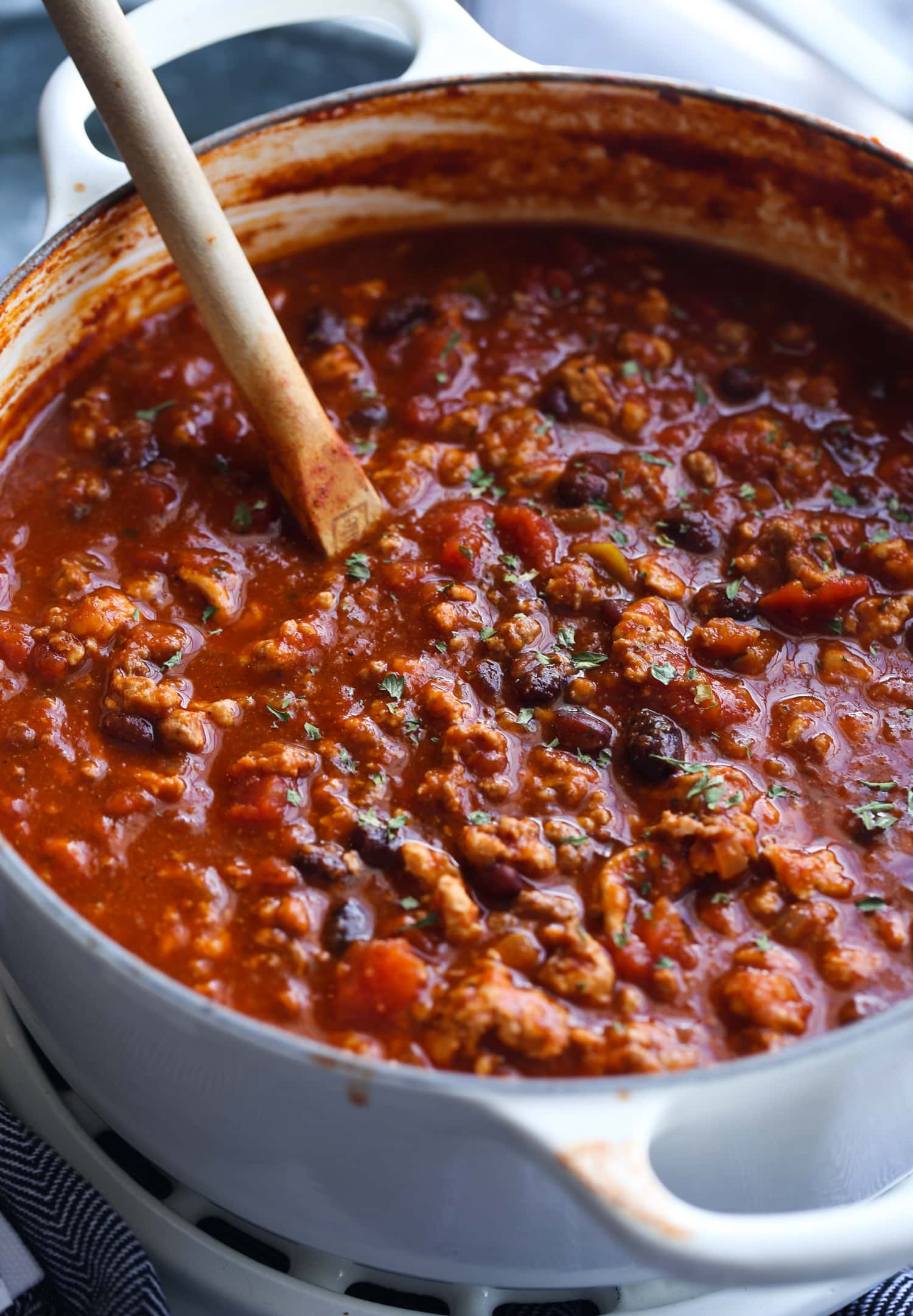 Olla de chile de pavo con frijoles negros.