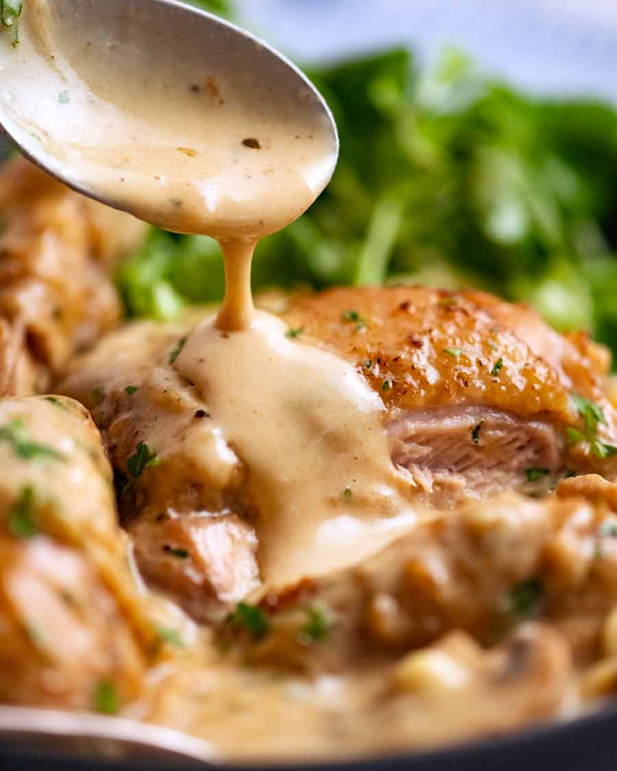 Salsa Fricassée de pollo rociada sobre pollo