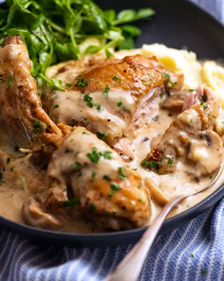 Plato de Pollo Fricassée servido sobre puré de papa