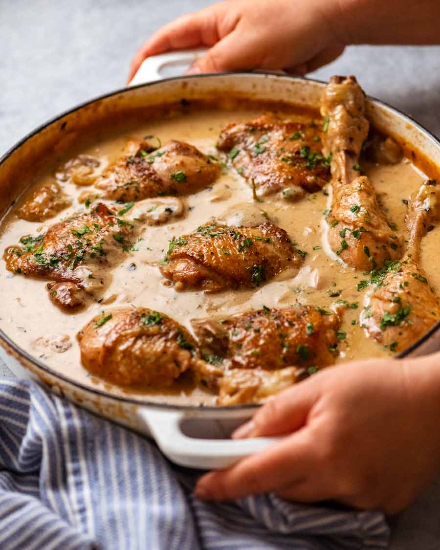 Olla grande de pollo frito recién cocido