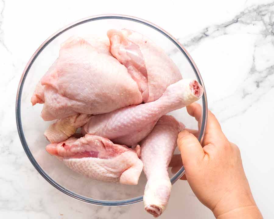 Muslos de pollo crudo y chuletas de muslo para Chicken Fricassée
