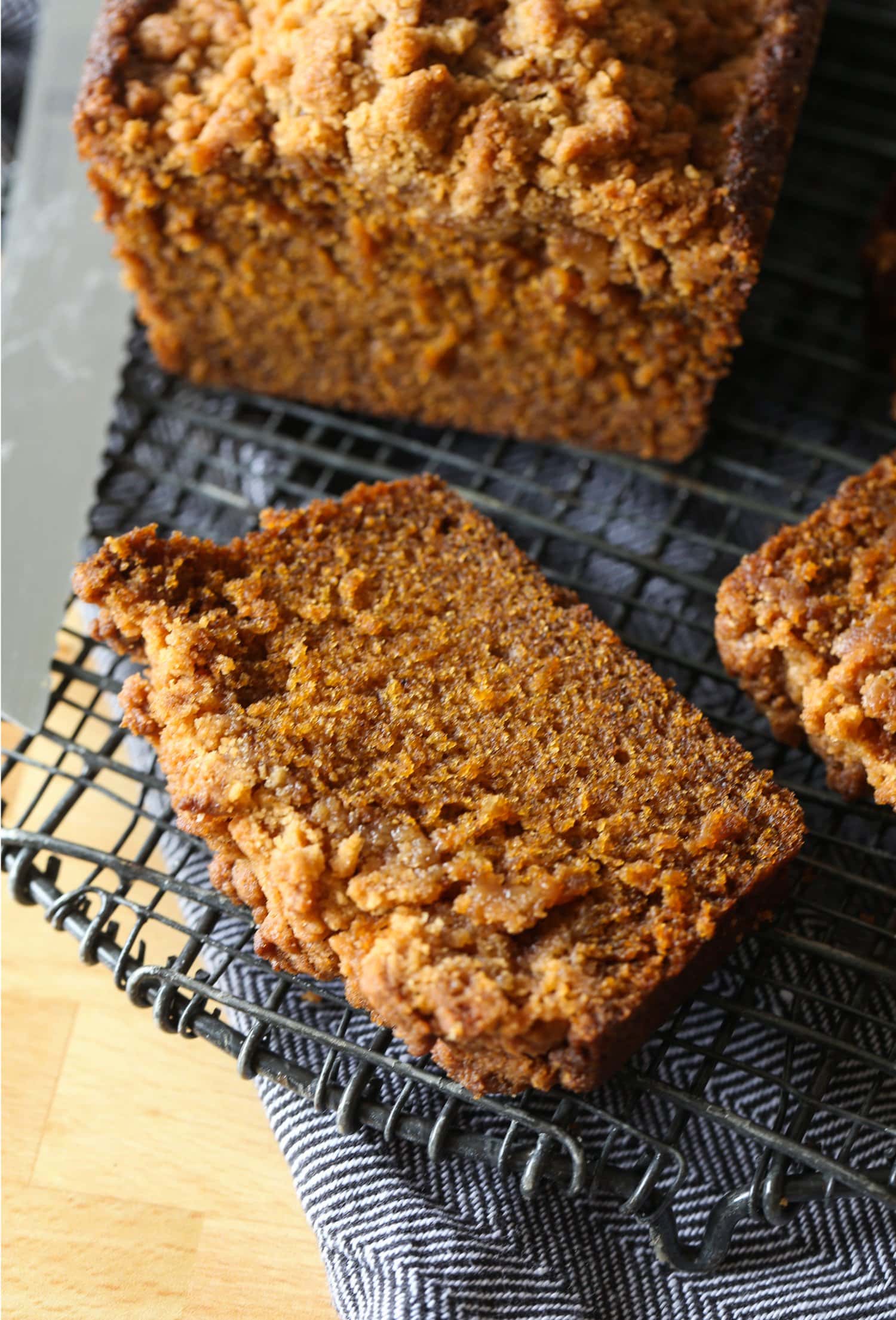 una rebanada de pan de calabaza sobre una rejilla