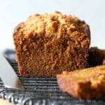 Hogaza de pan de calabaza cortado en una rejilla para enfriar