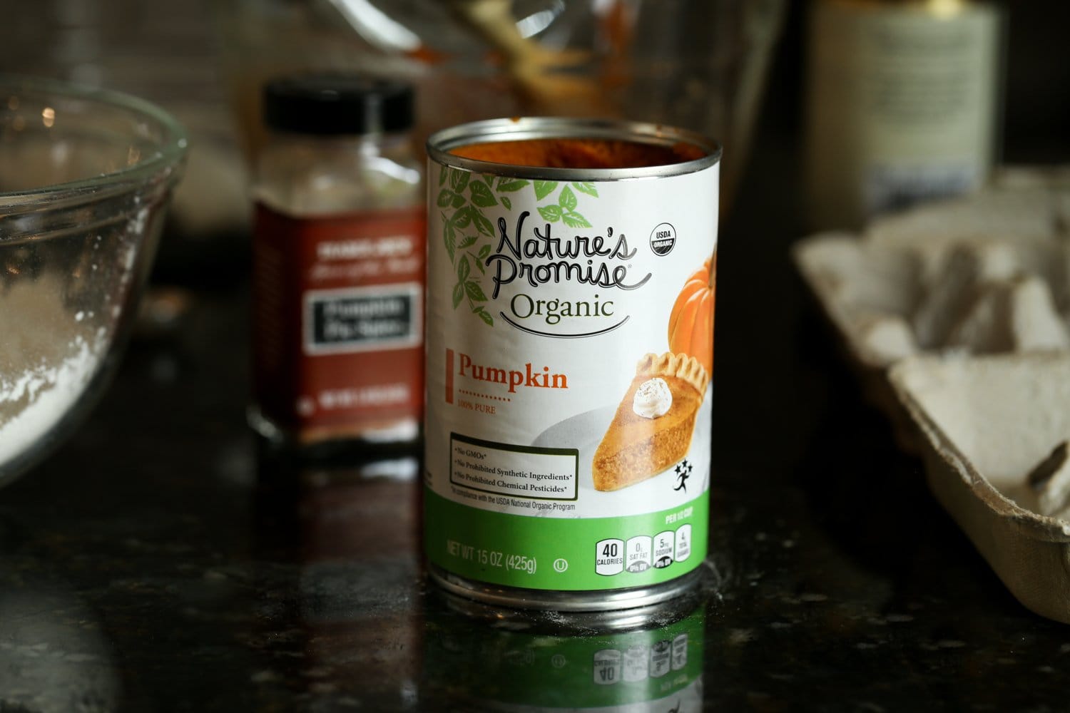 Ingredientes para hacer pan de calabaza incluido puré puro de calabaza