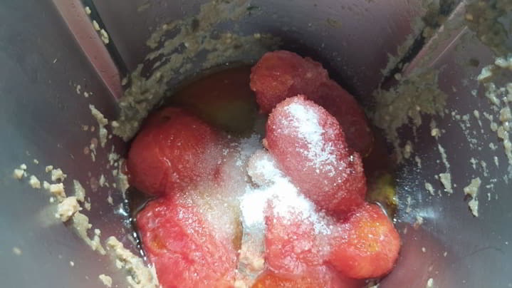 Ponemos los tomate y hacemos la salsa