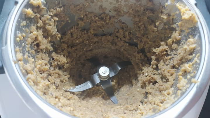 Echamos aceite y cocinamos la berenjena