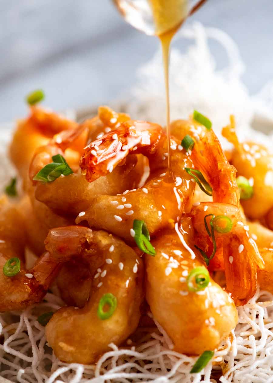 Verter salsa de miel sobre langostinos con miel