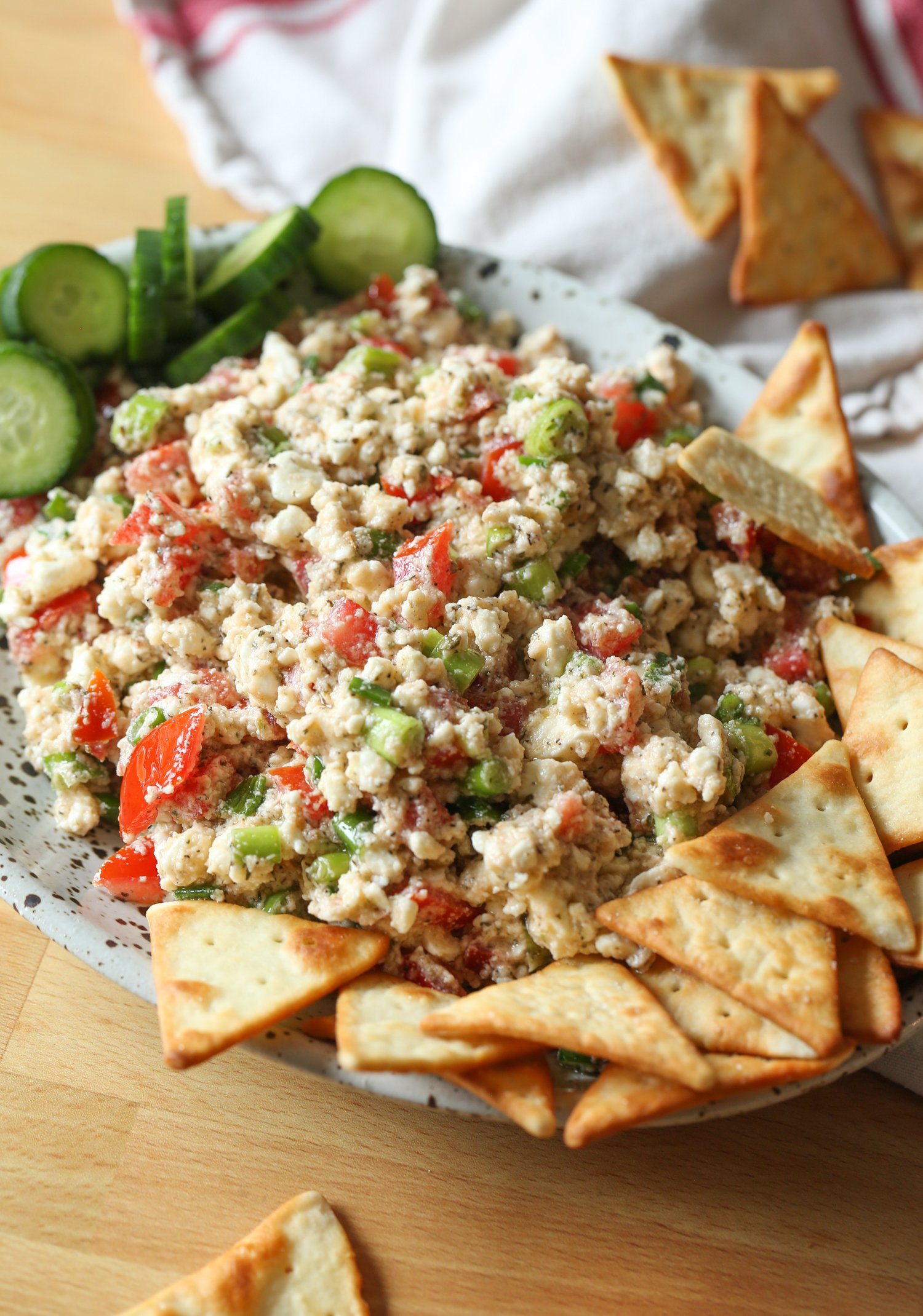 Sumerja en una fuente con chips de pita y verduras