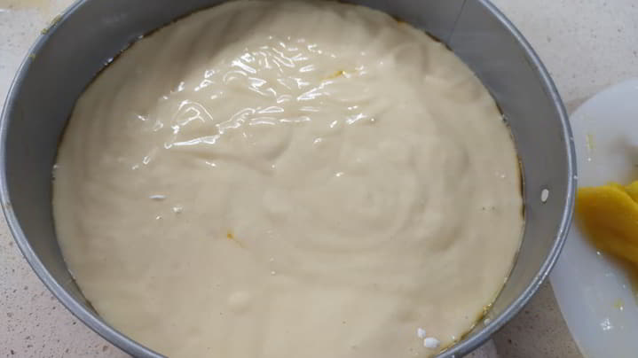 Vertemos la mezcla en el molde y metemos al horno durante 30 minutos a 180 grados.