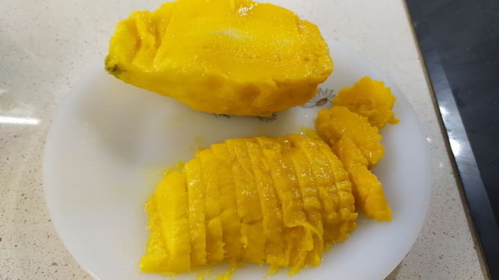 Es el turno de pelar y cortar en trocitos la fruta.