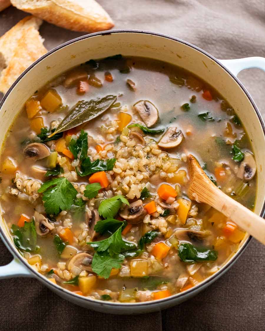 Olla grande de sopa de cebada recién sacada de la estufa