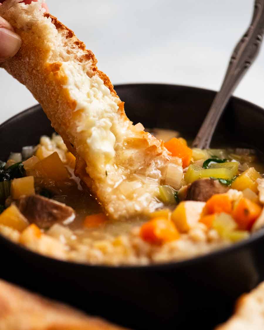 Sumergir pan en sopa de cebada