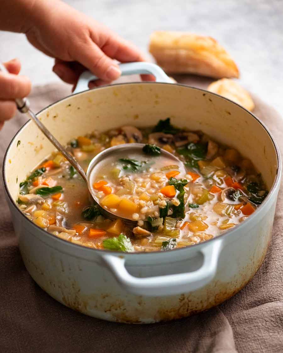 Sirviendo sopa de cebada hecha con cebada perlada