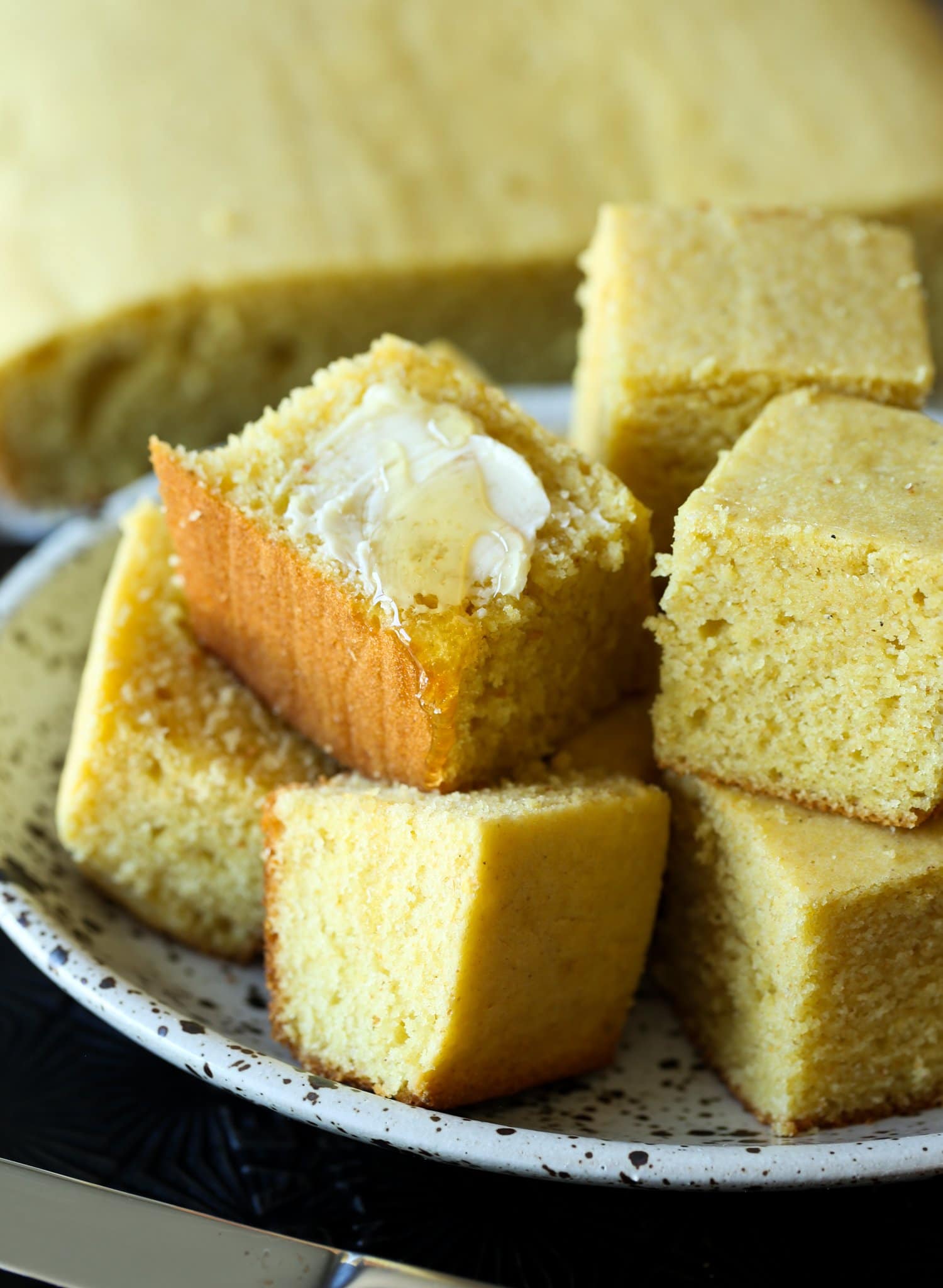 Cuadrados de pan de maíz con crema agria.