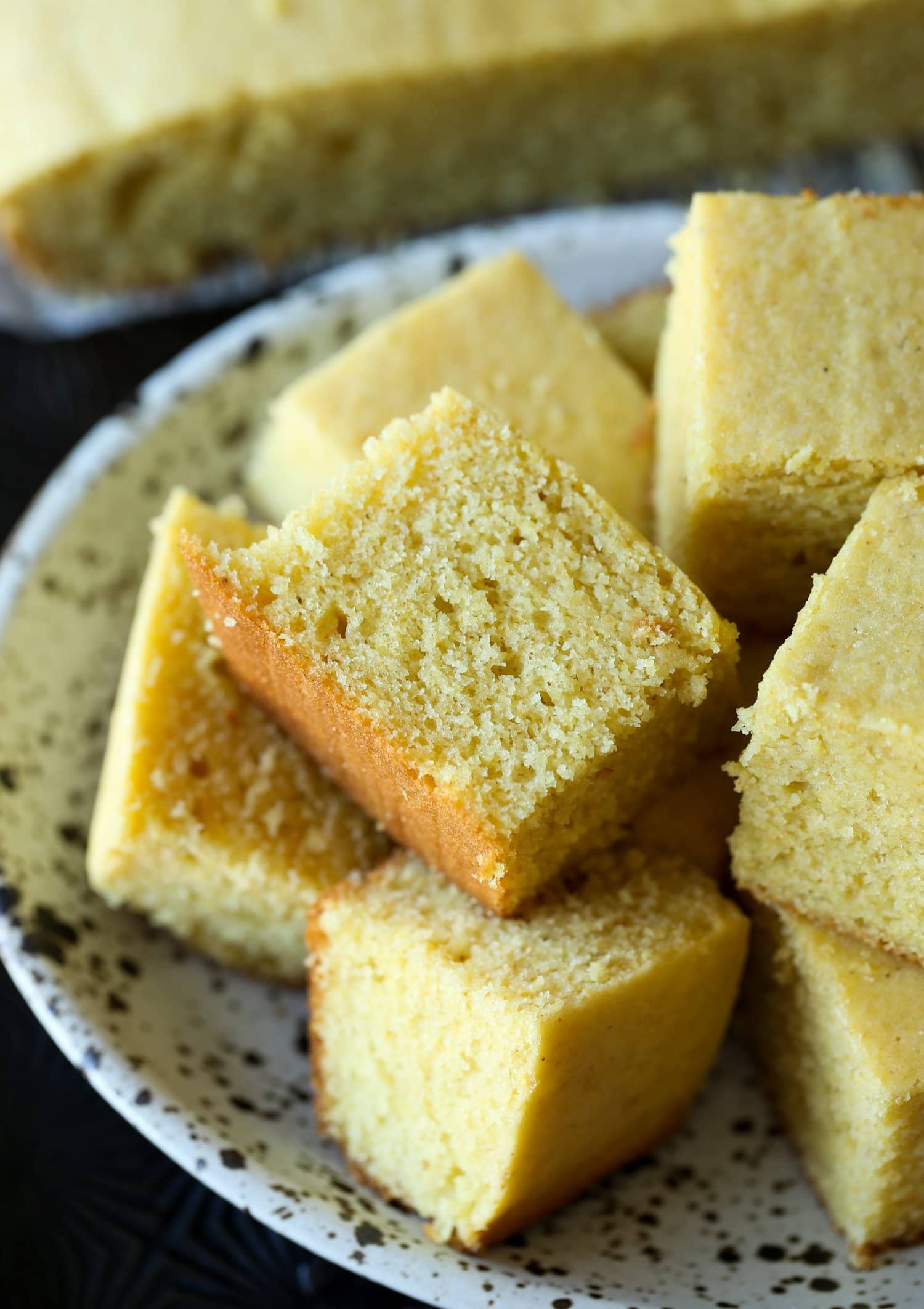 Pan de maíz dorado en un plato.