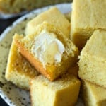 Pan de maíz con mantequilla y miel.