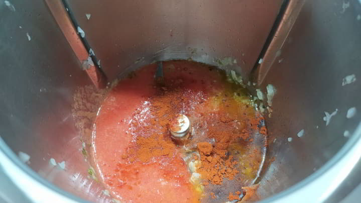 Echamos el tomate frito y cocinamos