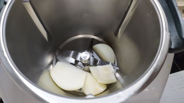 Ponemos la cebolla y picamos