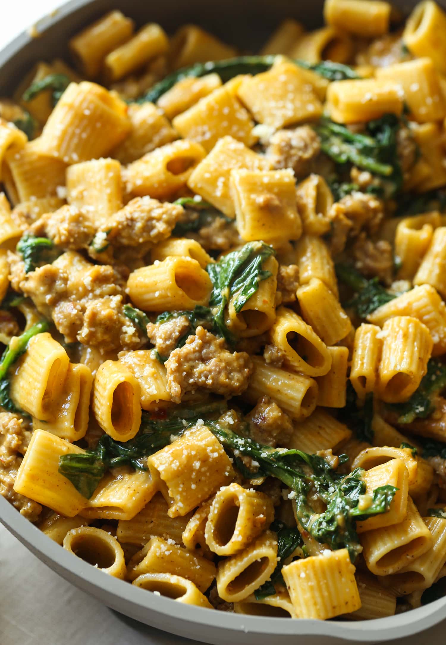 Rigatoni en salsa de crema con espinacas y chorizo.
