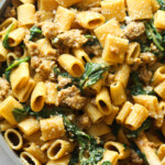Un cuenco de pasta de salchicha de calabaza.
