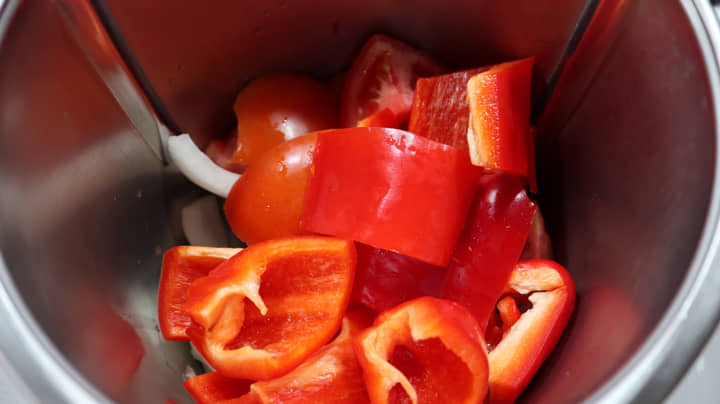 Vamos a empezar poniendo en el vaso la cebolla, el pimiento rojo, el tomate y ponemos 7 segundos a velocidad 7.