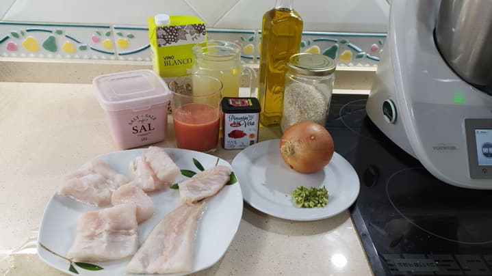 Los ingredientes necesarios para hacer arroz con merluza en Thermomix