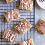Cinnamon Toast Crunch barras de tarta de manzana en una rejilla para enfriar.