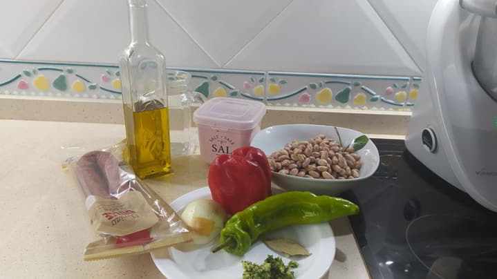 Los ingredientes necesarios para hacer las judías pintas con chorizo