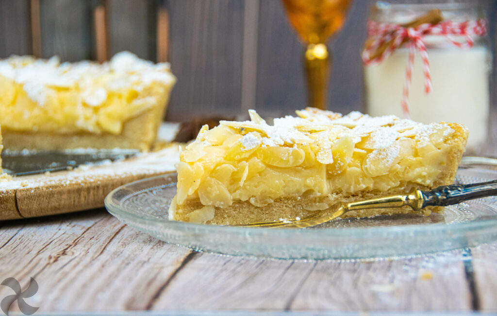 Tarta de crema con almendras