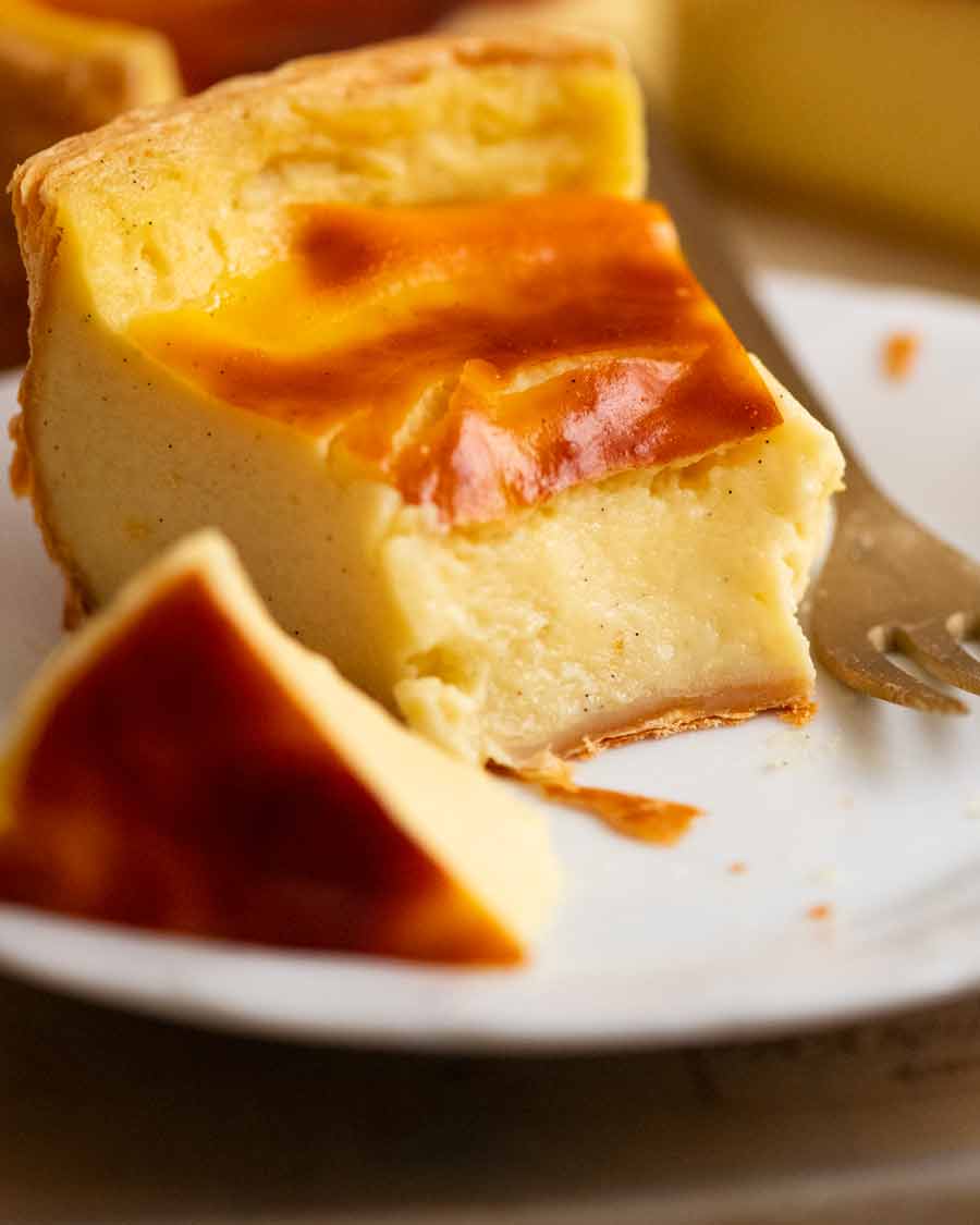 Mostrando la crema pastelera dentro de una rebanada de Flan Patissier