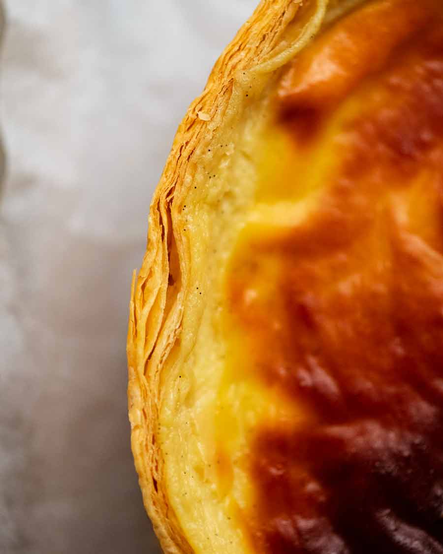 Cerrar mostrando la corteza escamosa de Flan Patissier