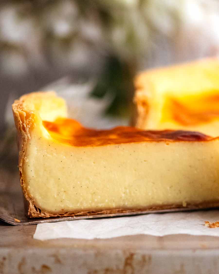 Cerrar mostrando el lado de una rebanada de Flan Patissier