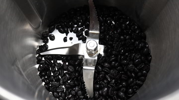Ponemos los granos de café y los trituramos
