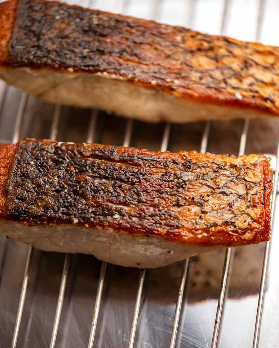 Descansando Crispy Skin Barramundi antes de servir