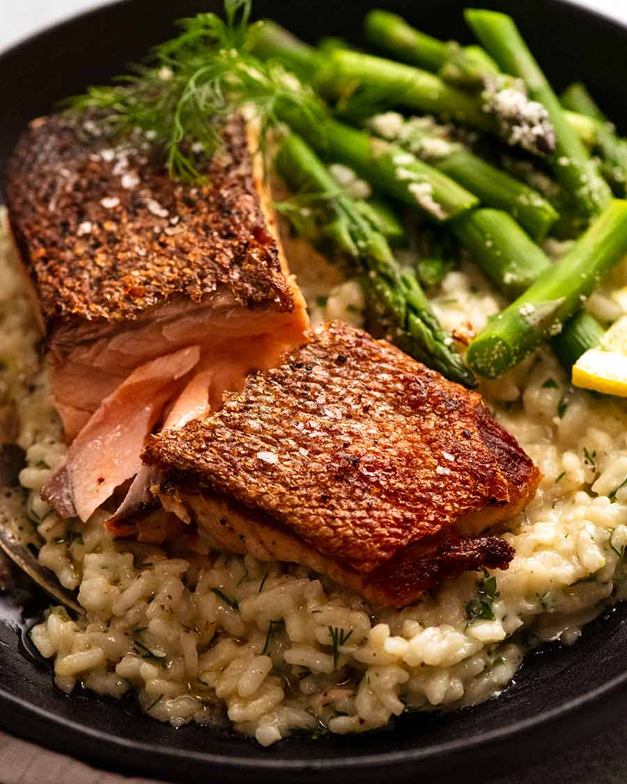 Plato de cremoso risotto con crujiente de salmón