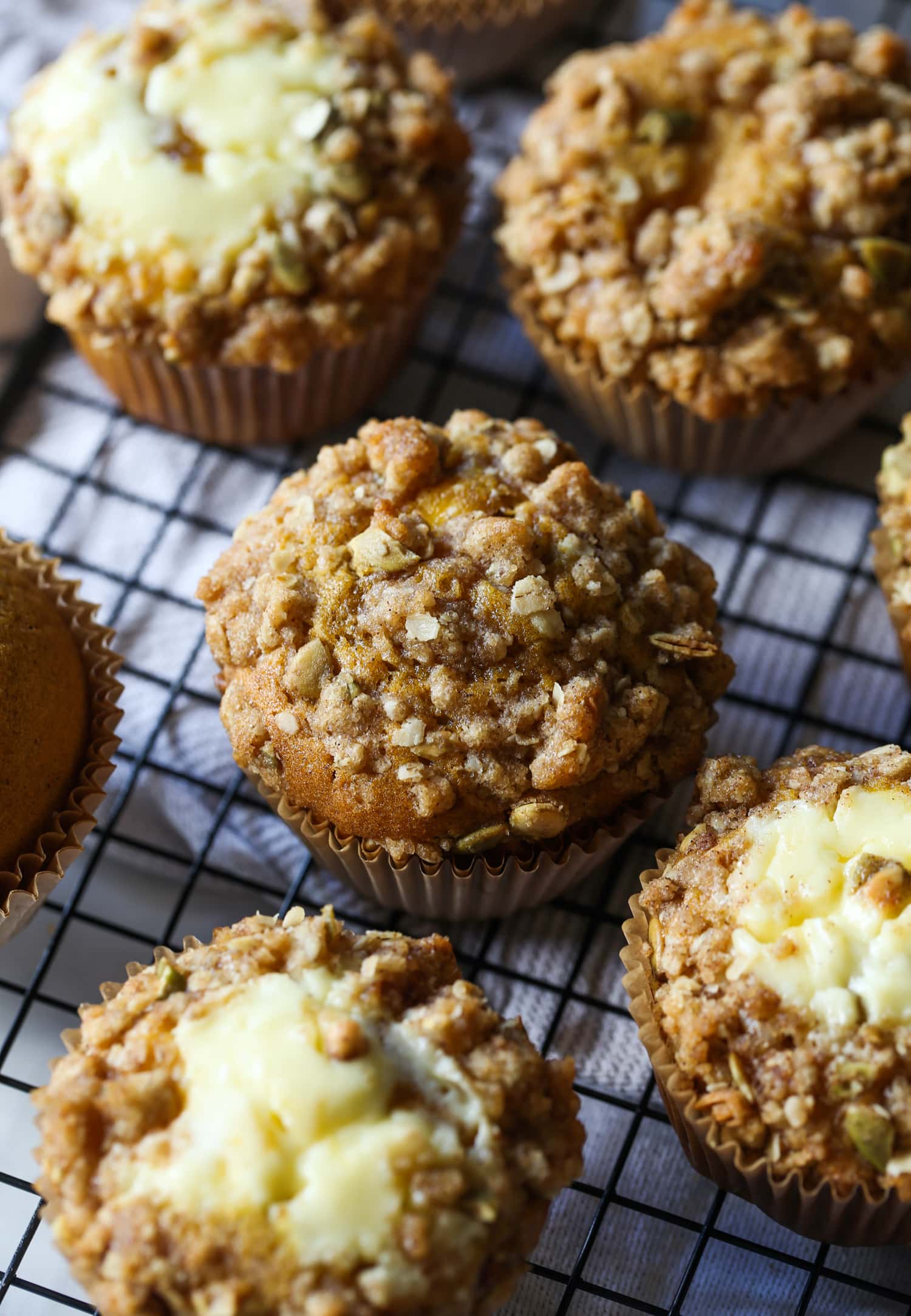 muffin de calabaza con cobertura crumble sobre una rejilla