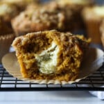 Muffin de calabaza partido por la mitad con relleno de queso crema