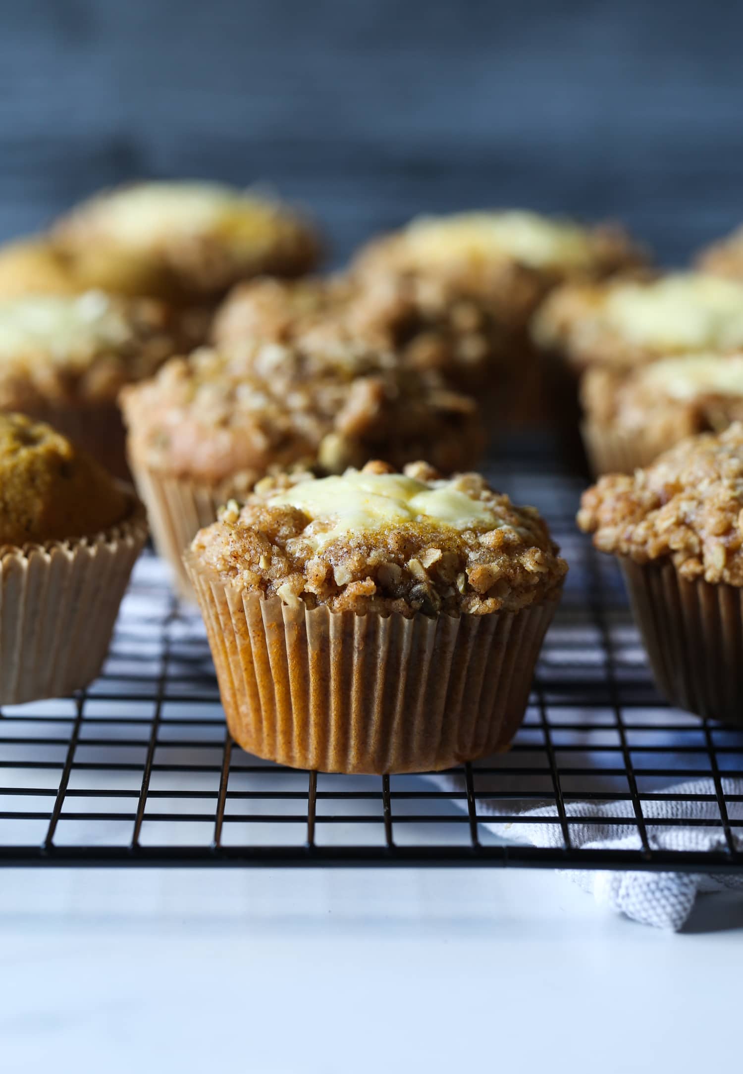 muffin de calabaza con relleno de tarta de queso sobre una rejilla