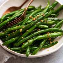 Judías Verdes Salteadas con Ajo en un plato listas para ser servidas
